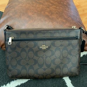 Coach Crossbody bag. Good condition. Great roads to your vintage collection.
